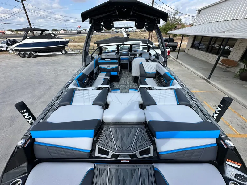 Slide: The Image of Tigé Ultré 23ZX 2025 - 9