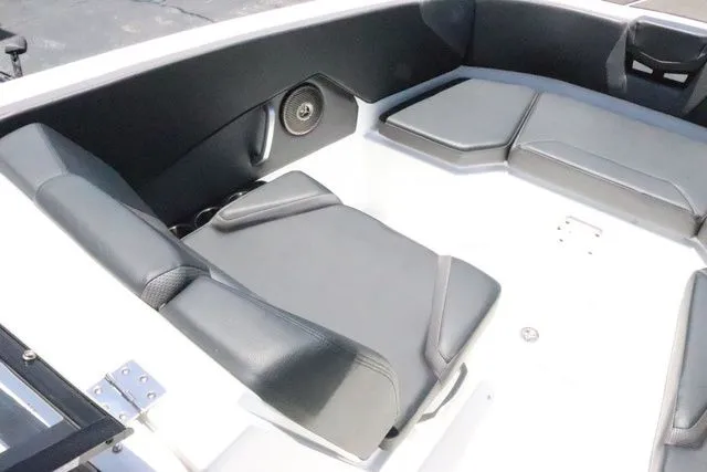 Slide: The Image of Scarab 285 LX 2025 - 13