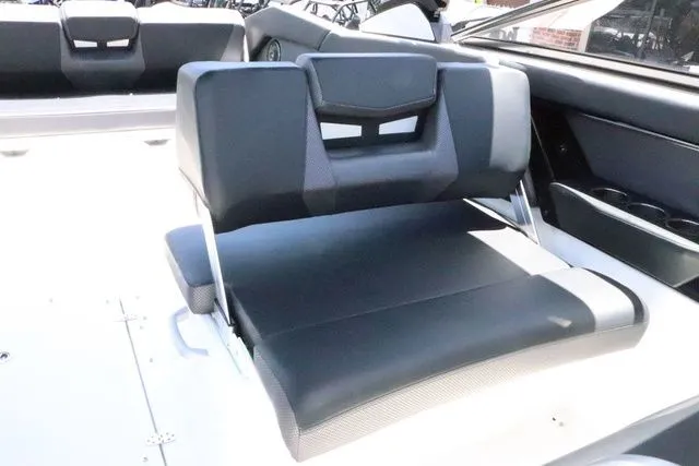 Slide: The Image of Scarab 285 LX 2025 - 14