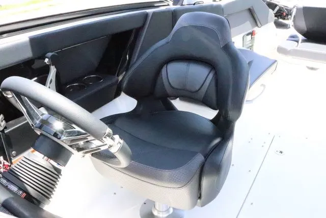 Slide: The Image of Scarab 285 LX 2025 - 15