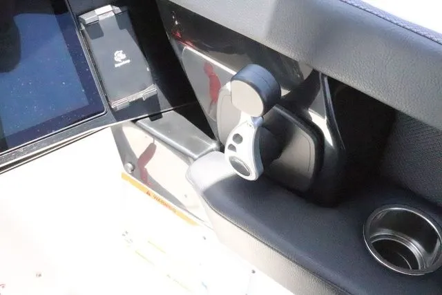 Slide: The Image of Scarab 285 LX 2025 - 17