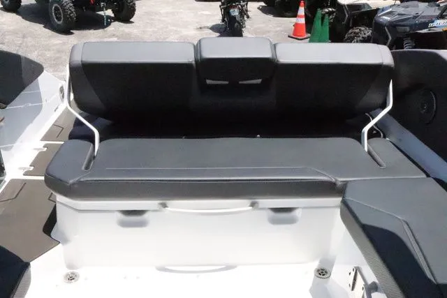 Slide: The Image of Scarab 285 LX 2025 - 18