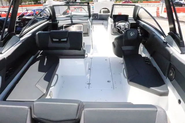 Slide: The Image of Scarab 285 LX 2025 - 9