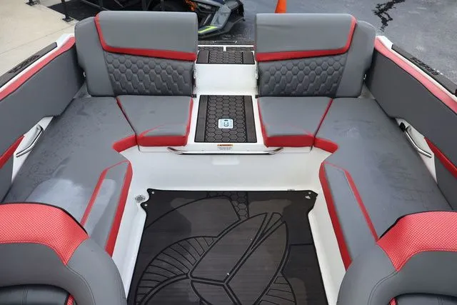 Slide: The Image of Scarab 215 LX 2025 - 18