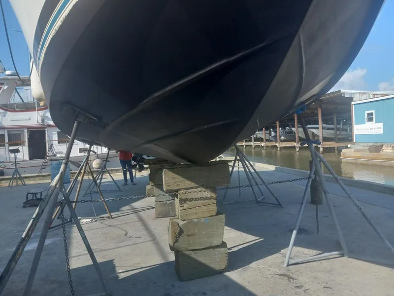 Slide: The Image of Bayliner 3255 Avanti 1997 on dry dock, supported by blocks and stands. - 10