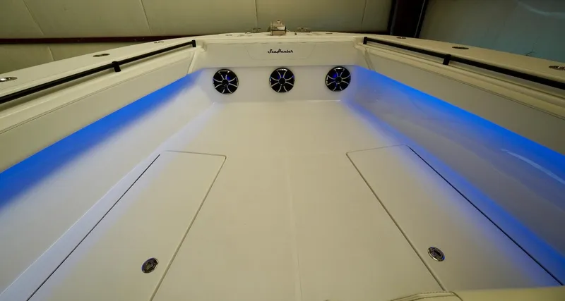 Slide: The Image of Sea Hunter 41 CTS 2020 - 21