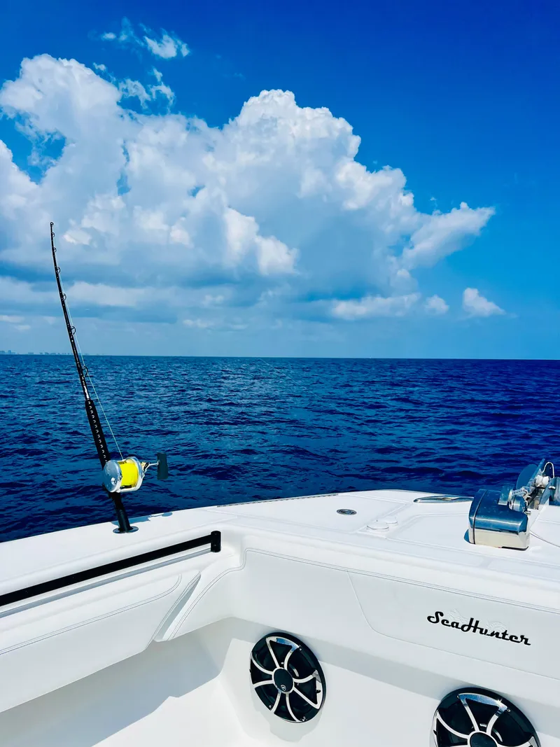 Slide: The Image of Sea Hunter 41 CTS 2020 - 30