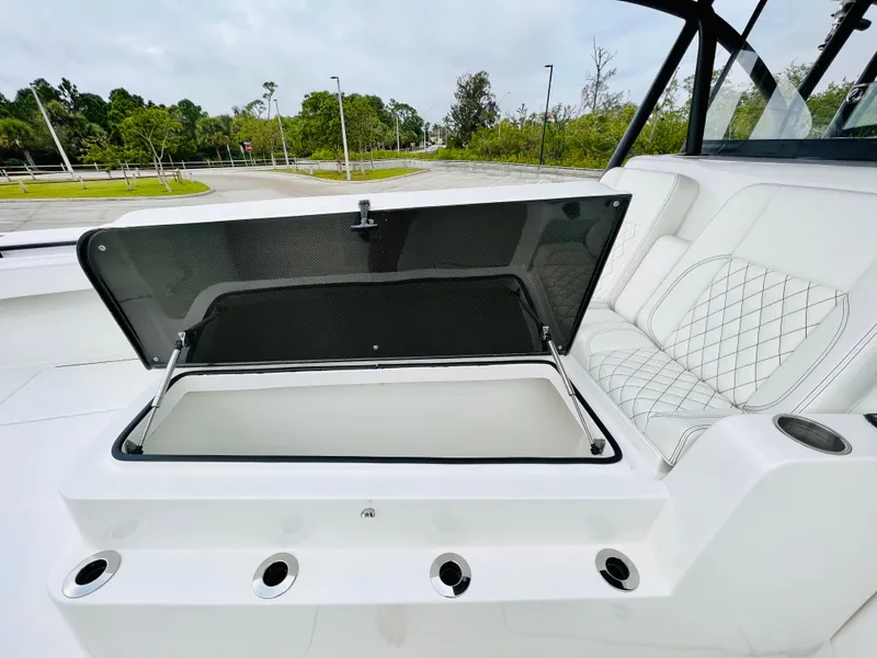 Slide: The Image of Sea Hunter 41 CTS 2020 - 9