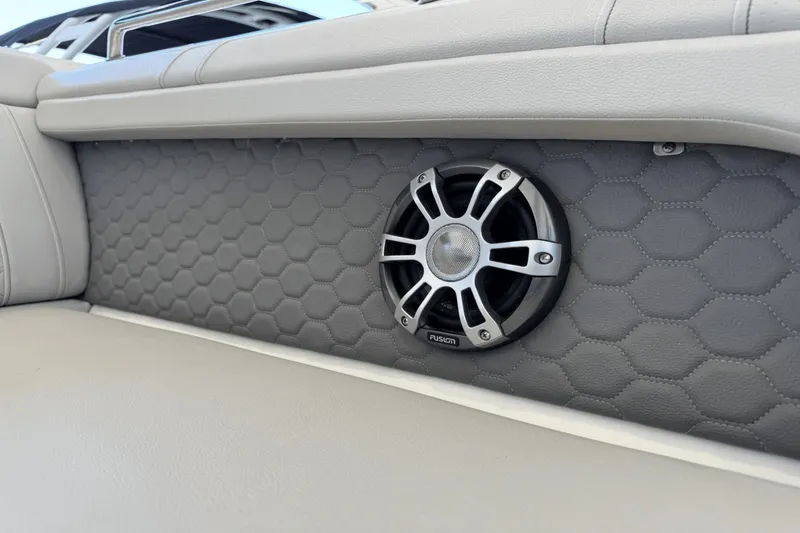 Slide: The Image of Sea Ray SDX 290 Outboard 2025 - 24