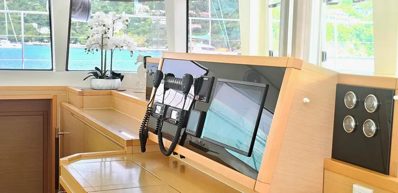 Slide: The Image of Lagoon 620 2013 - 25