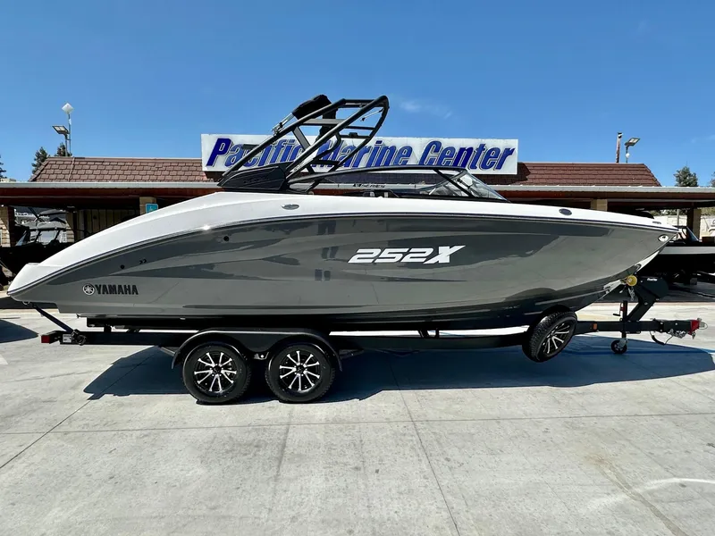 The Image of Yamaha 252XE 2025 - 1