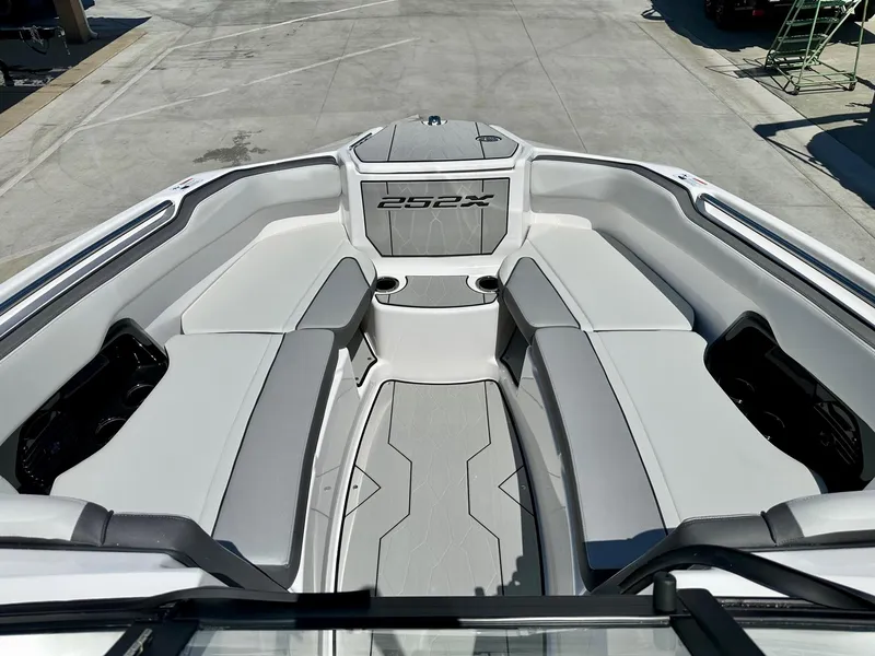 Slide: The Image of Yamaha 252XE 2025 - 15