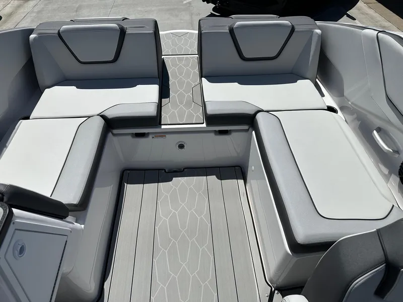 Slide: The Image of Yamaha 252XE 2025 - 16