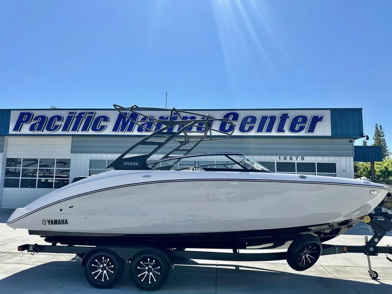The Image of Yamaha 252SE w/ Twin 1.8L 2025 - 1