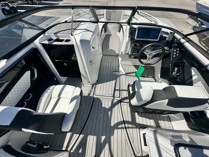 Slide: The Image of Yamaha 252SE w/ Twin 1.8L 2025 - 12