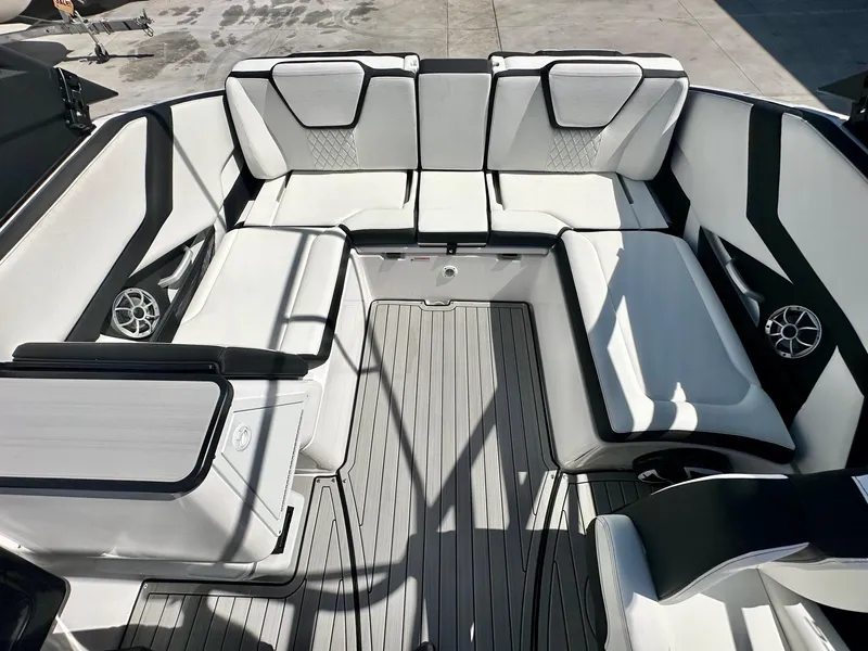 Slide: The Image of Yamaha 252SE w/ Twin 1.8L 2025 - 15