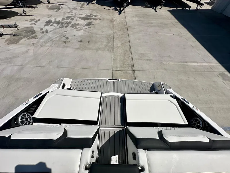 Slide: The Image of Yamaha 252SE w/ Twin 1.8L 2025 - 16