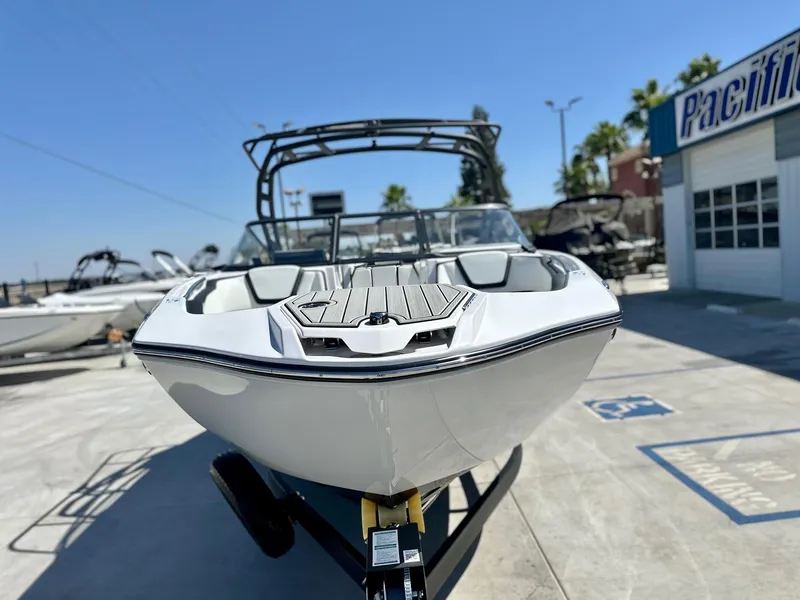 Slide: The Image of Yamaha 252SE w/ Twin 1.8L 2025 - 17