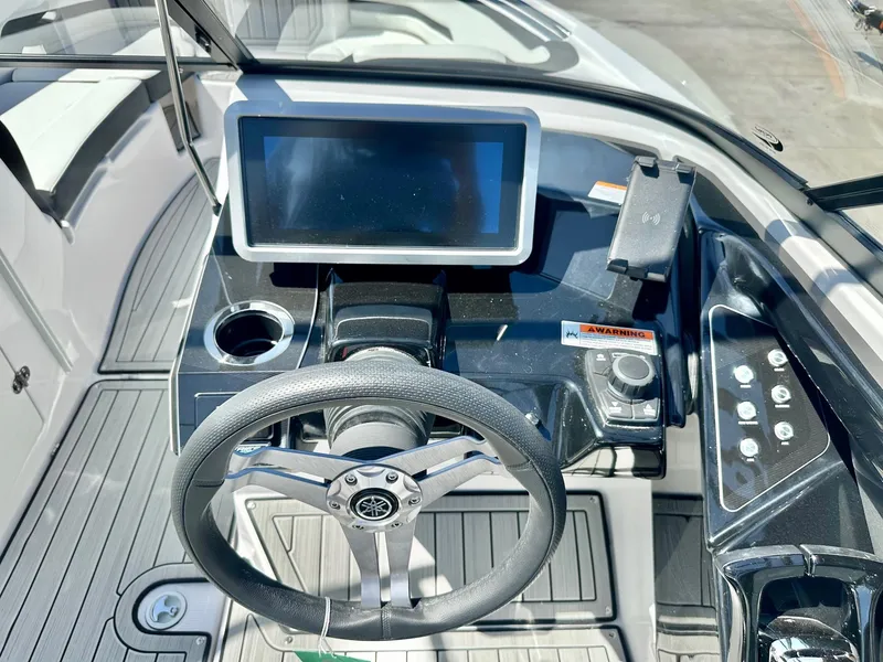 Slide: The Image of Yamaha 252SE w/ Twin 1.8L 2025 - 3