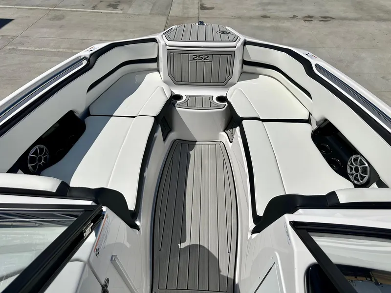 Slide: The Image of Yamaha 252SE w/ Twin 1.8L 2025 - 4