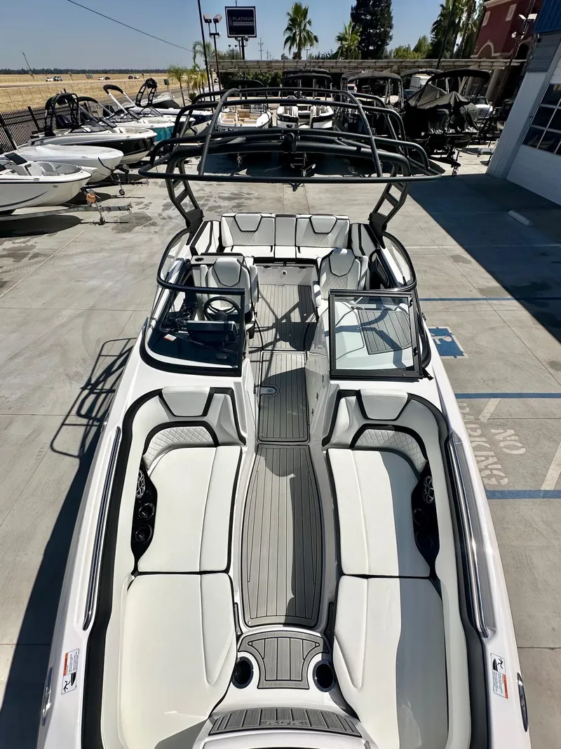 Slide: The Image of Yamaha 252SE w/ Twin 1.8L 2025 - 5