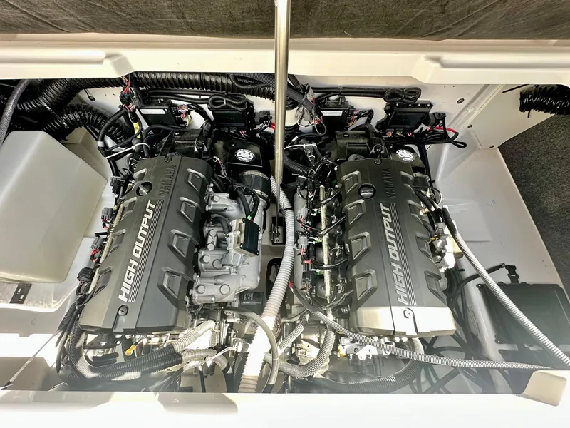 Slide: The Image of Yamaha 252SE w/ Twin 1.8L 2025 - 6