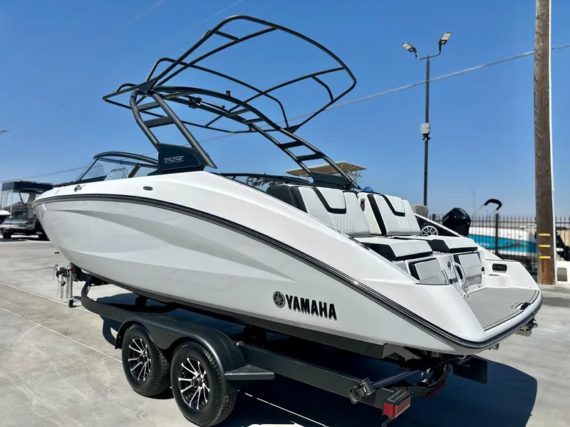 Slide: The Image of Yamaha 252SE w/ Twin 1.8L 2025 - 7
