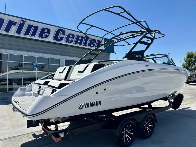 Slide: The Image of Yamaha 252SE w/ Twin 1.8L 2025 - 8