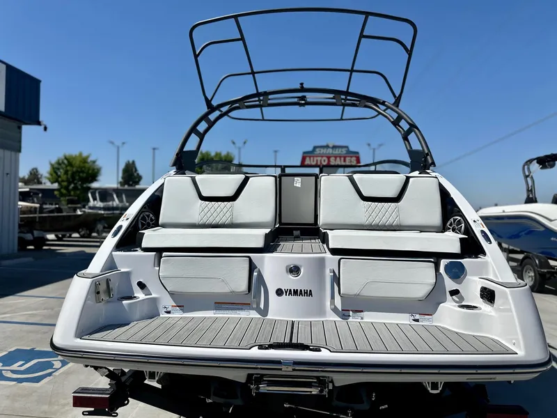 Slide: The Image of Yamaha 252SE w/ Twin 1.8L 2025 - 9