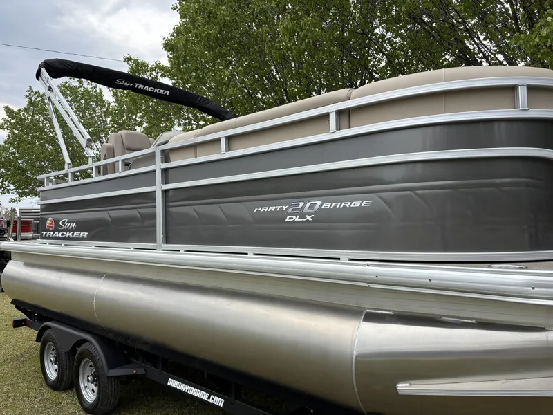 Slide: The Image of Sun Tracker Party Barge 20 DLX 2025 - 10