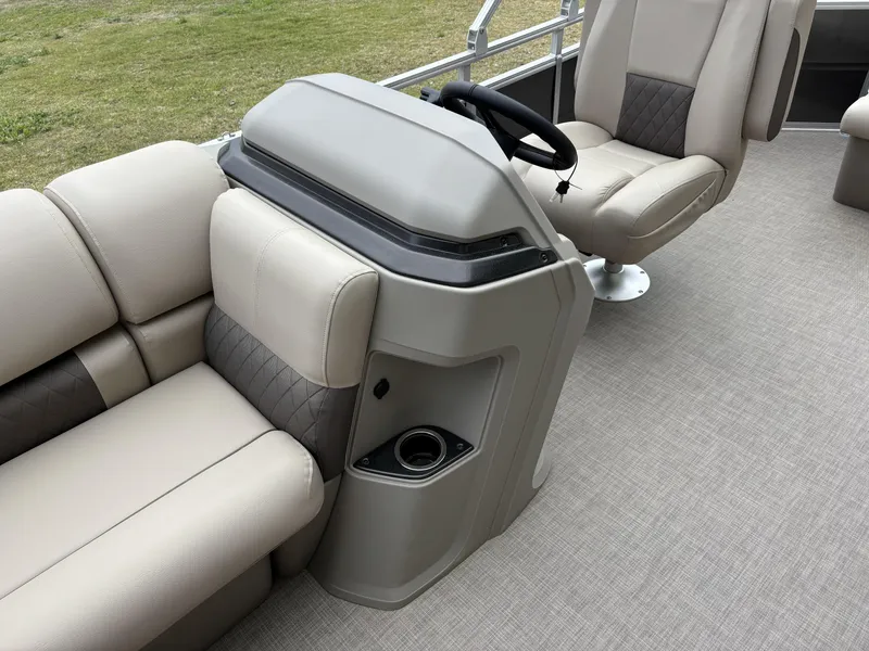 Slide: The Image of Sun Tracker Party Barge 20 DLX 2025 - 12