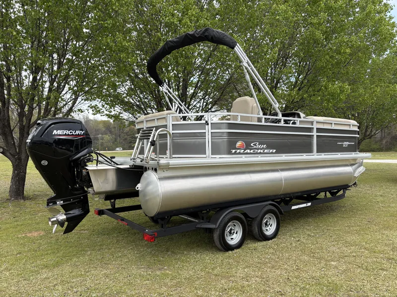 Slide: The Image of Sun Tracker Party Barge 20 DLX 2025 - 7