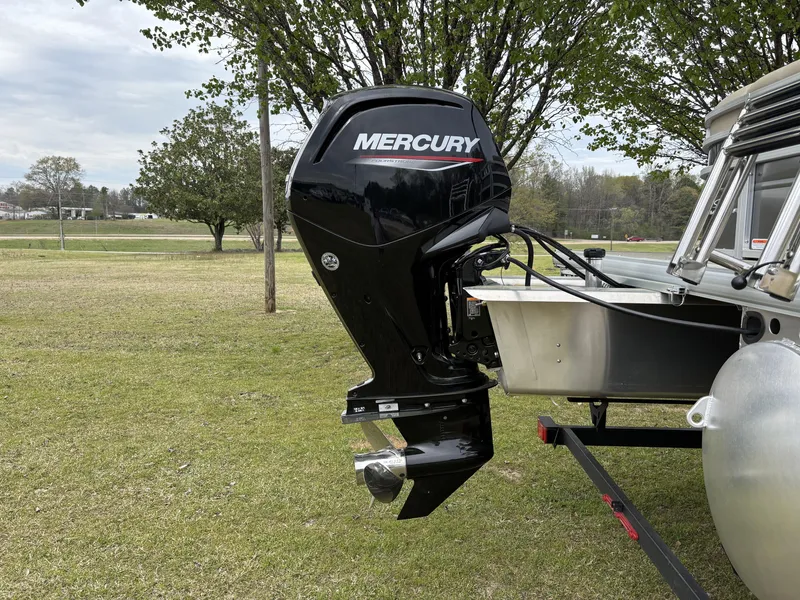 Slide: The Image of Sun Tracker Party Barge 20 DLX 2025 - 8