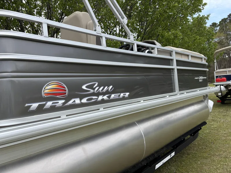 Slide: The Image of Sun Tracker Party Barge 20 DLX 2025 - 9