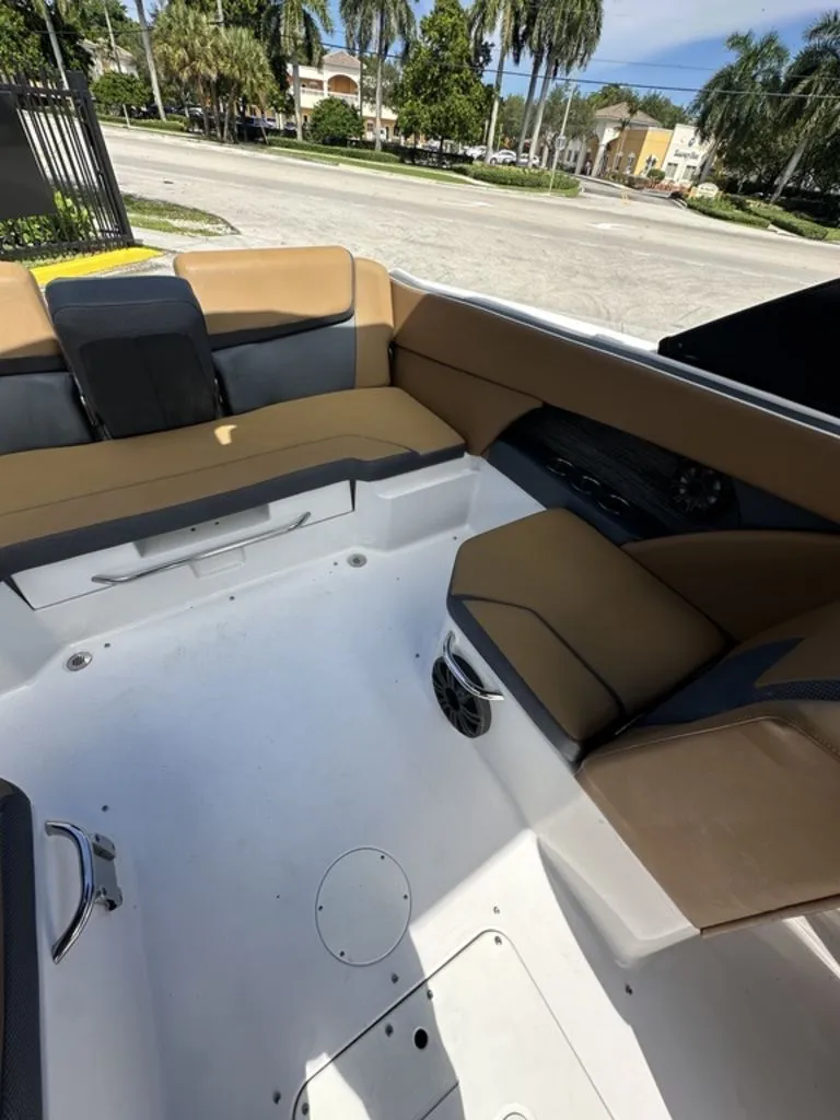 Slide: The Image of Scarab 255 G 2019 - 13