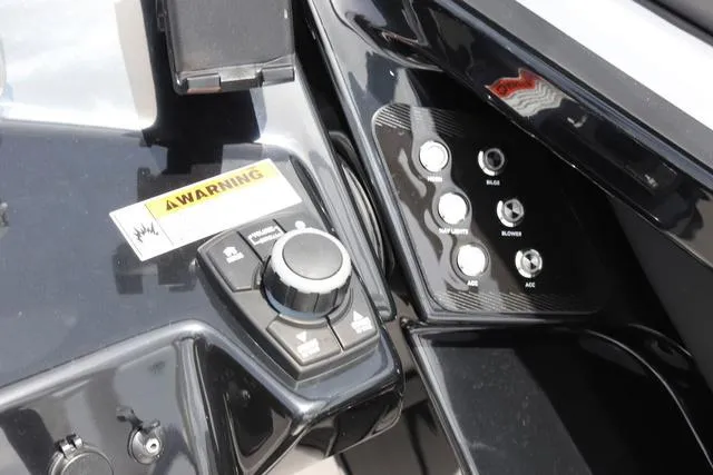 Slide: The Image of Yamaha 252S-WHITE-GALVANIZED 2025 - 18