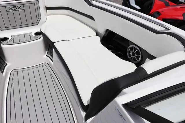 Slide: The Image of Yamaha 252S-WHITE-GALVANIZED 2025 - 21