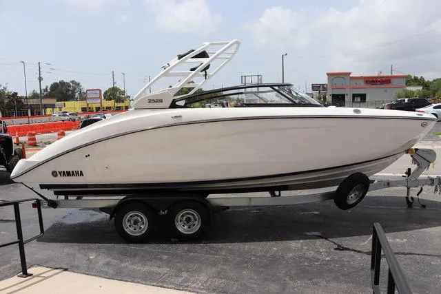 Slide: The Image of Yamaha 252S-WHITE-GALVANIZED 2025 - 6