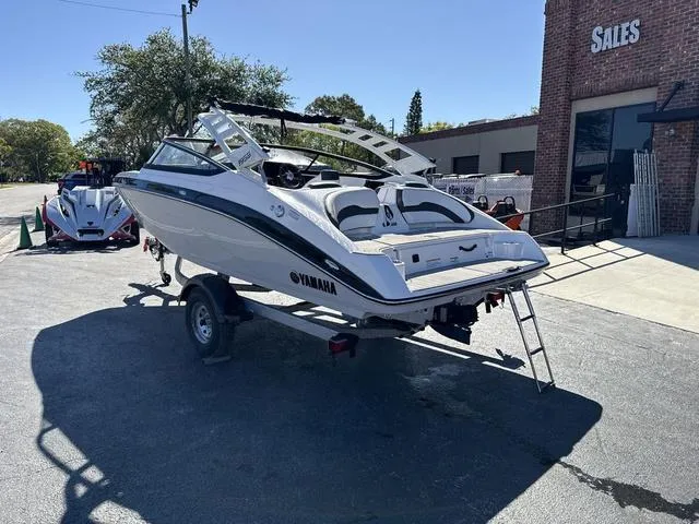 Slide: The Image of 2025 Yamaha Boats 195S in mist gray, featuring sleek design and galvanized finish. - 4