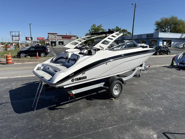 Slide: The Image of 2025 Yamaha Boats 195S in mist gray, featuring a sleek design and spacious deck. - 7