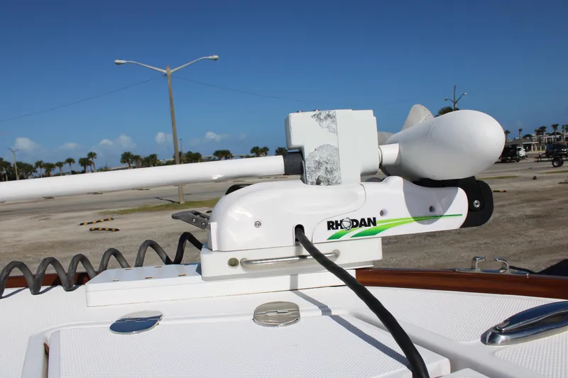 Slide: The Image of Rhodan trolling motor on 2022 Front Runner 26 Center Console boat, docked outdoors. - 9