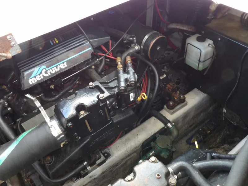 Slide: The Image of 1998 Wellcraft Martinique 3600 engine compartment with MerCruiser components. - 41