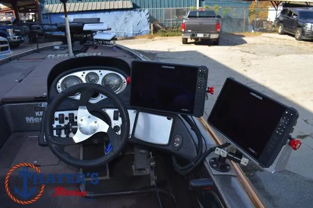 Slide: The Image of 2010 Skeeter ZX225 boat dashboard with steering wheel and dual Lowrance fish finders. - 30