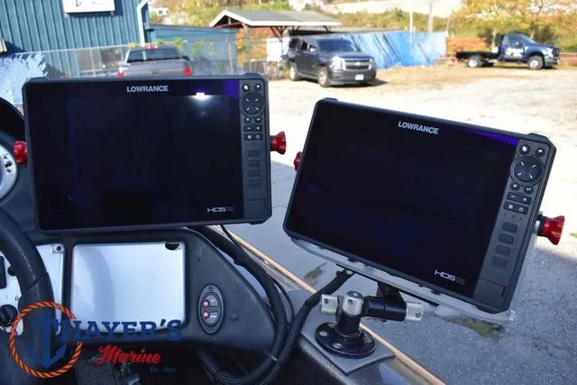 Slide: The Image of Lowrance HDS displays on 2010 Skeeter ZX225 boat dashboard. - 31