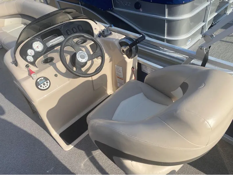 Slide: The Image of Sun Tracker Party Barge 18 DLX 2015 - 12