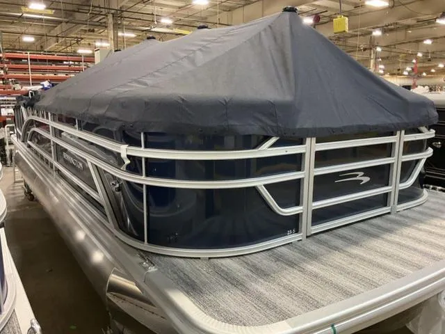 Slide: The Image of 2025 Bennington 23 SSB pontoon boat with cover in a showroom. - 18