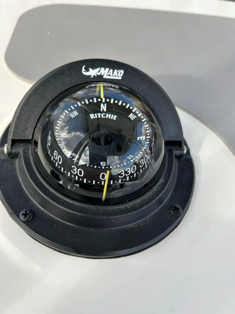 Slide: The Image of Mako 214 Center Console 2025 - 110