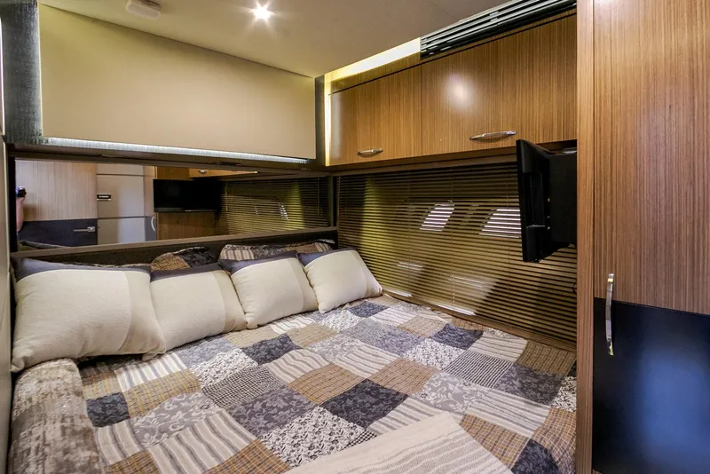 Slide: The Image of Sea Ray L650 2016 - 65