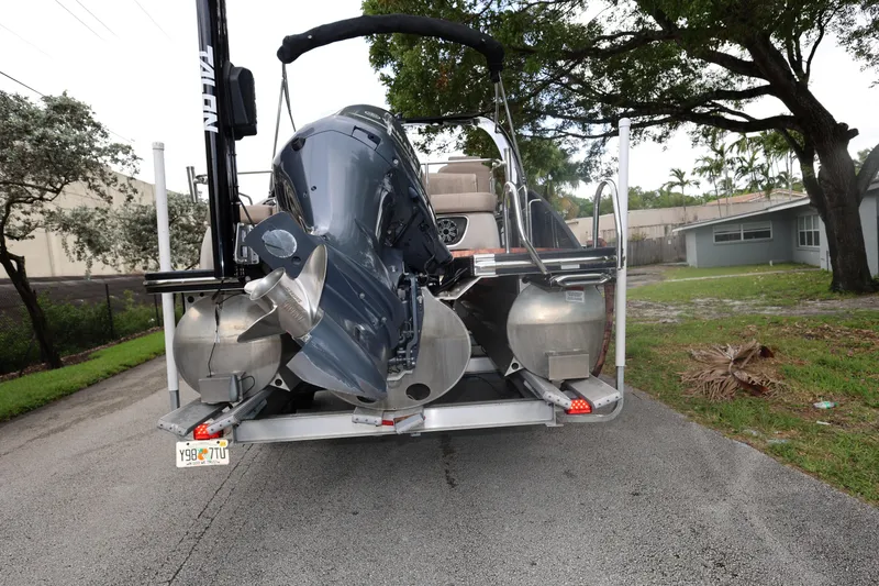 Slide: The Image of 2019 Bennington R 23 RSBA pontoon boat on trailer, rear view. - 4