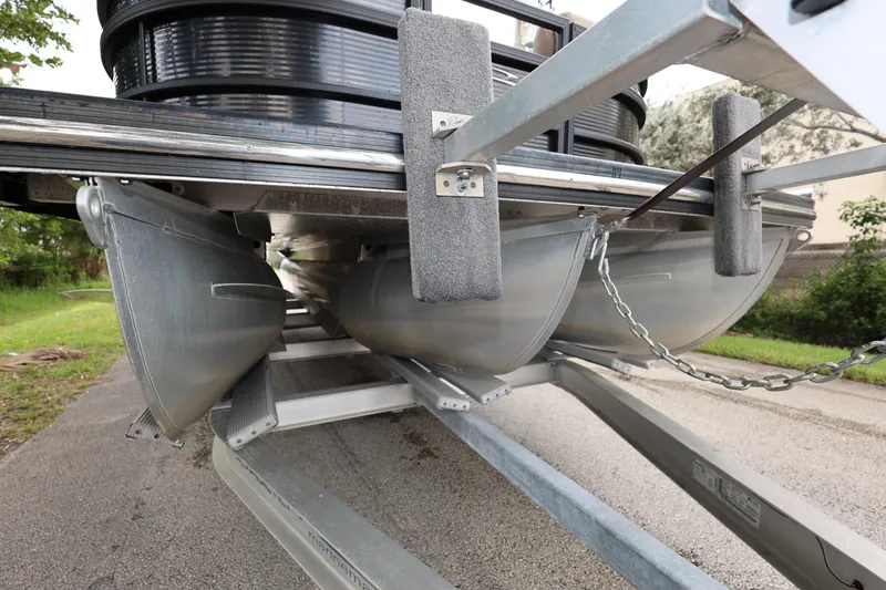 Slide: The Image of 2019 Bennington R 23 RSBA pontoon boat on trailer, close-up view. - 9